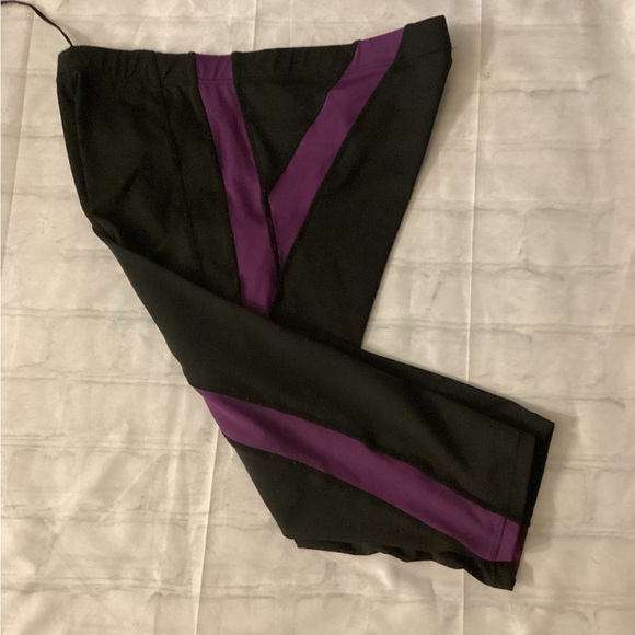 Black and Purple  Capris Leggings - Picture 4 of 4